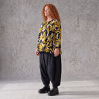 Langarmshirt in Schwarz/Gelb aus Romanit Jersey mit Rundhalsausschnitt in Glockenform