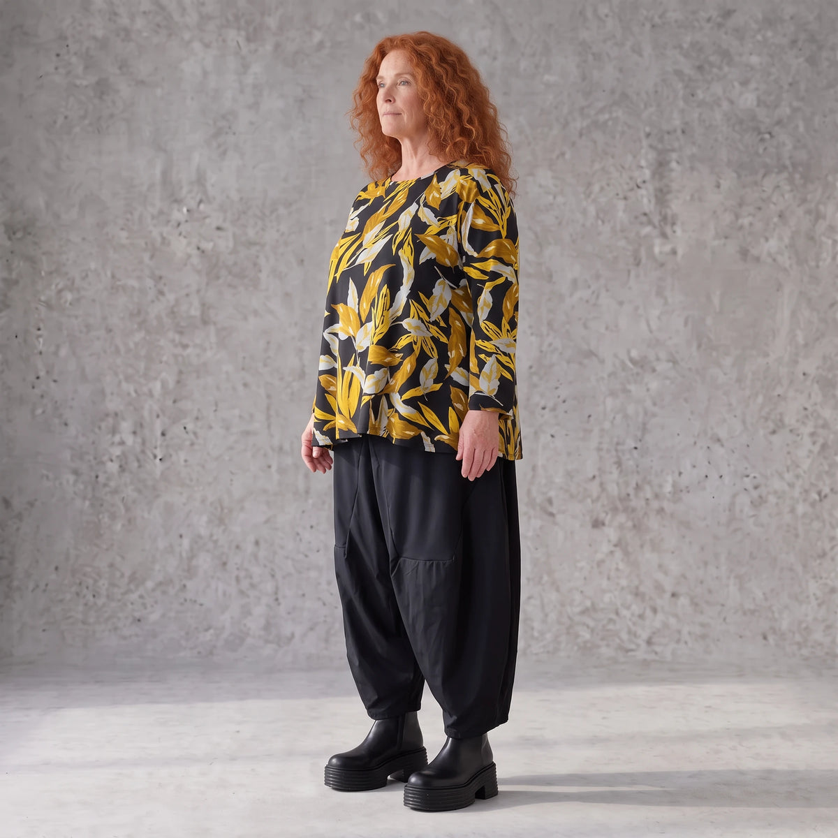 Langarmshirt in Schwarz/Gelb aus Romanit Jersey mit Rundhalsausschnitt in Glockenform