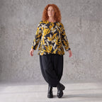 Langarmshirt in Schwarz/Gelb aus Romanit Jersey mit Rundhalsausschnitt in Glockenform