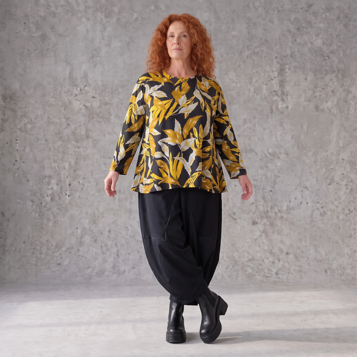 Langarmshirt in Schwarz/Gelb aus Romanit Jersey mit Rundhalsausschnitt in Glockenform