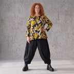 Langarmshirt in Schwarz/Gelb aus Romanit Jersey mit Rundhalsausschnitt in Glockenform