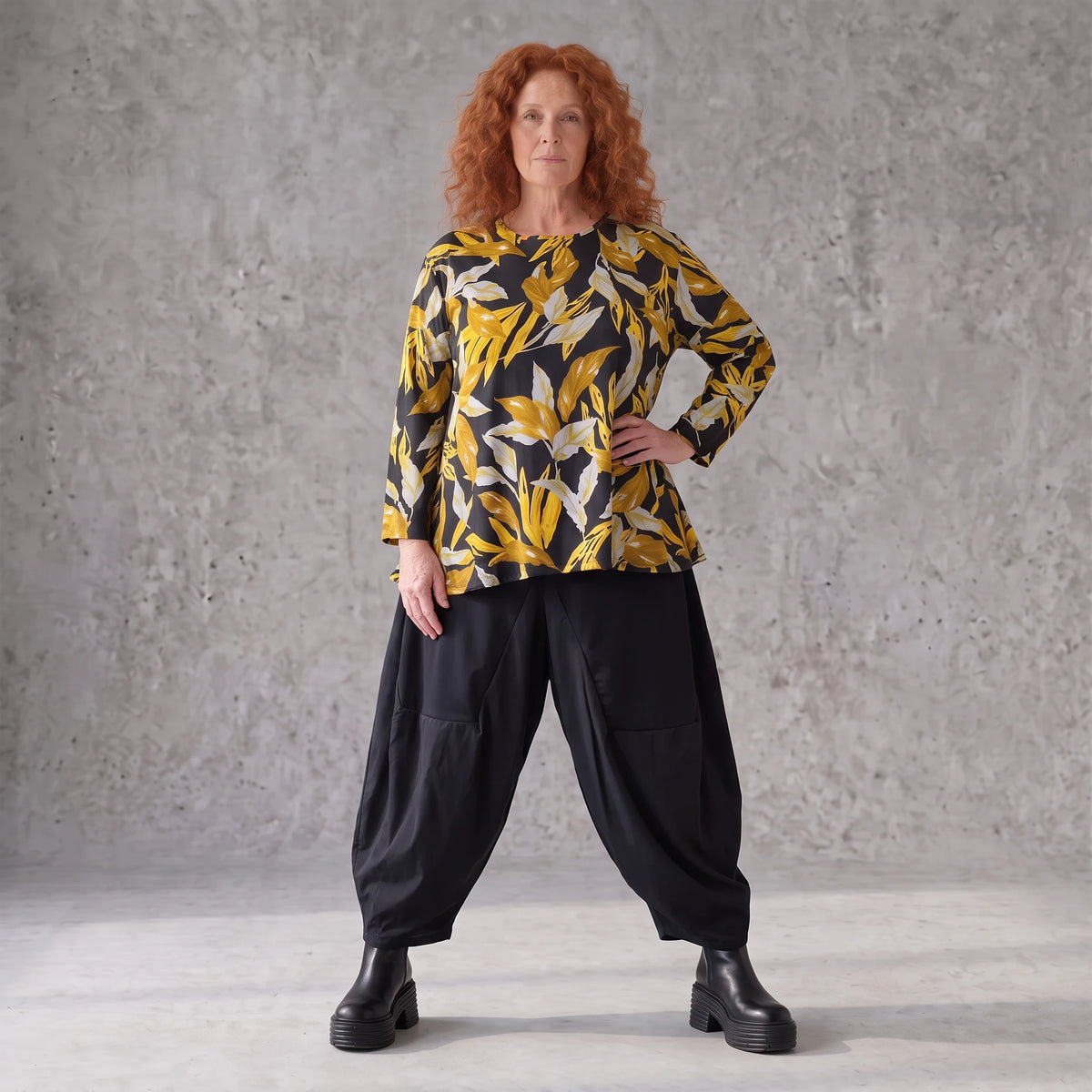 Langarmshirt in Schwarz/Gelb aus Romanit Jersey mit Rundhalsausschnitt in Glockenform