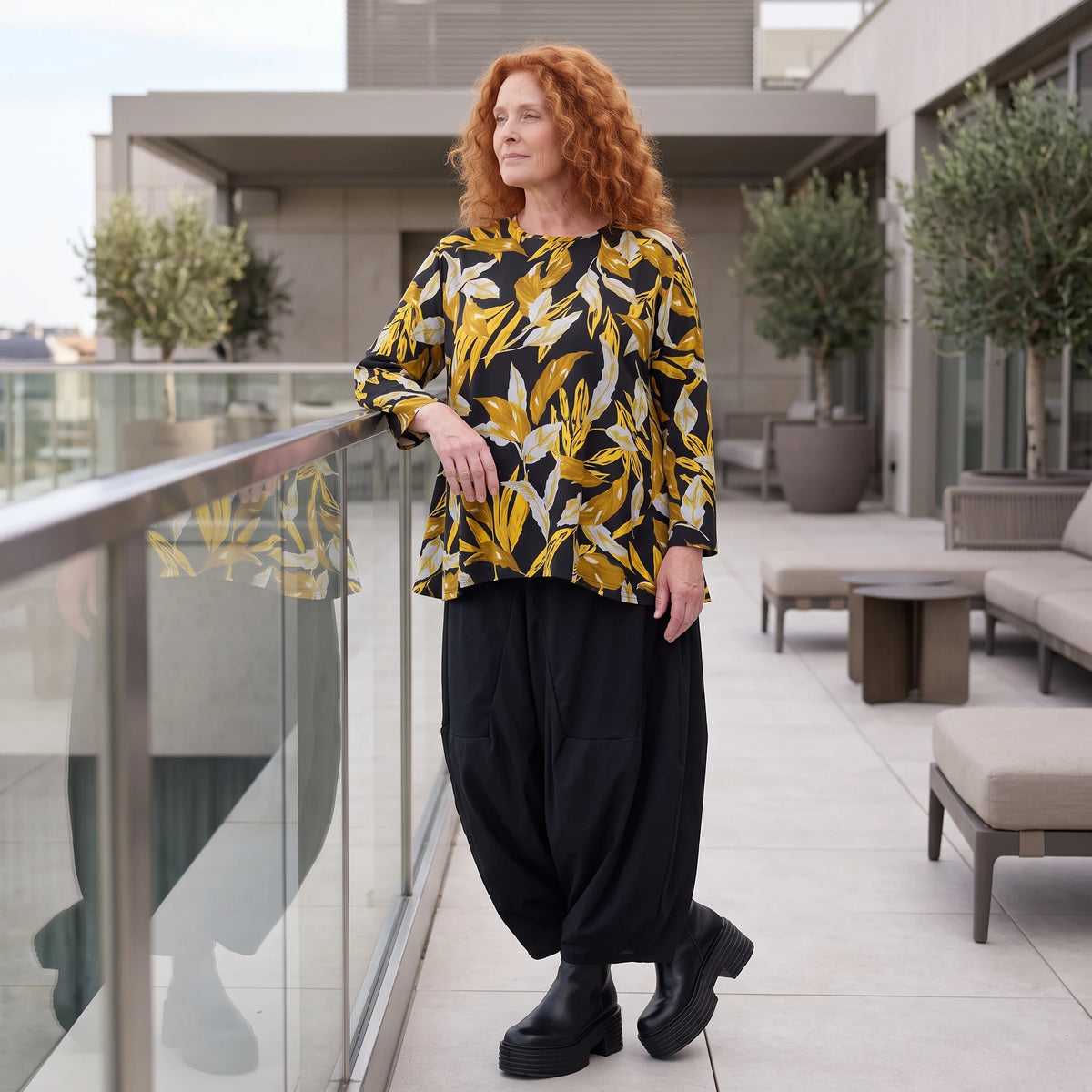 Langarmshirt in Schwarz/Gelb aus Romanit Jersey mit Rundhalsausschnitt in Glockenform