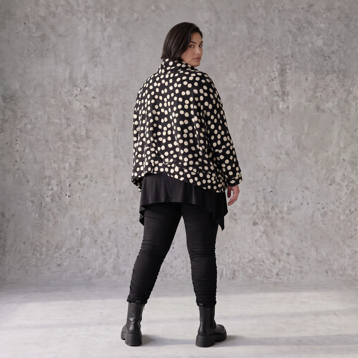 Flauschiger Winterpullover mit Rollkragen im kastigen Schnitt und seitlichen Schlitzen