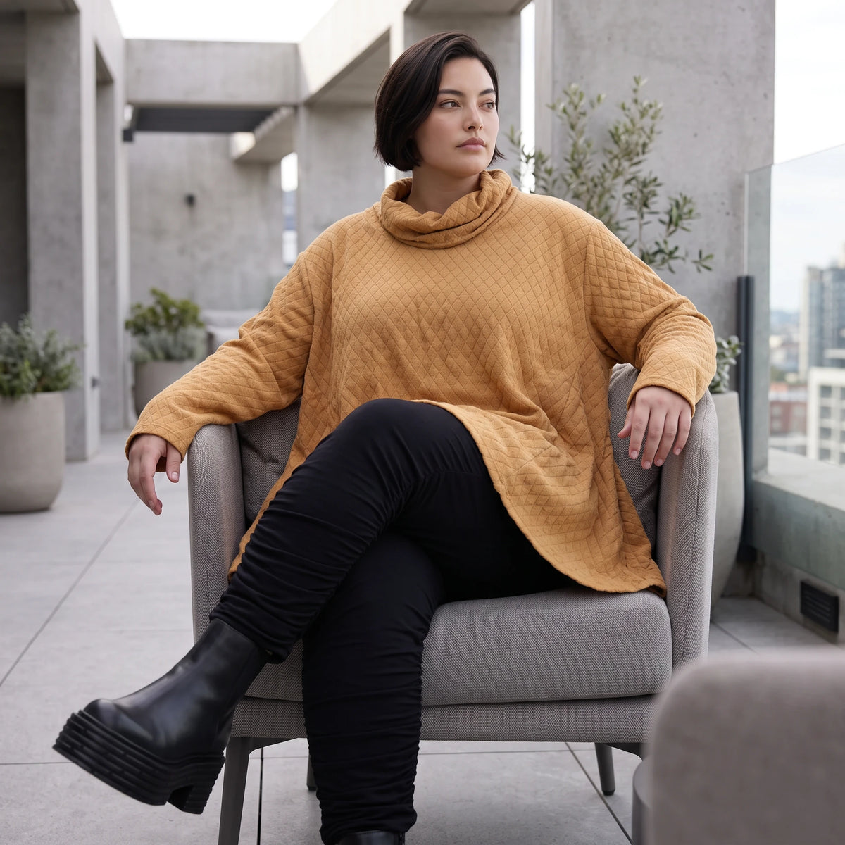 Kuscheliges Plüschshirt in Camel mit Rollkragen und schmeichelnder A-Linie Basic Look