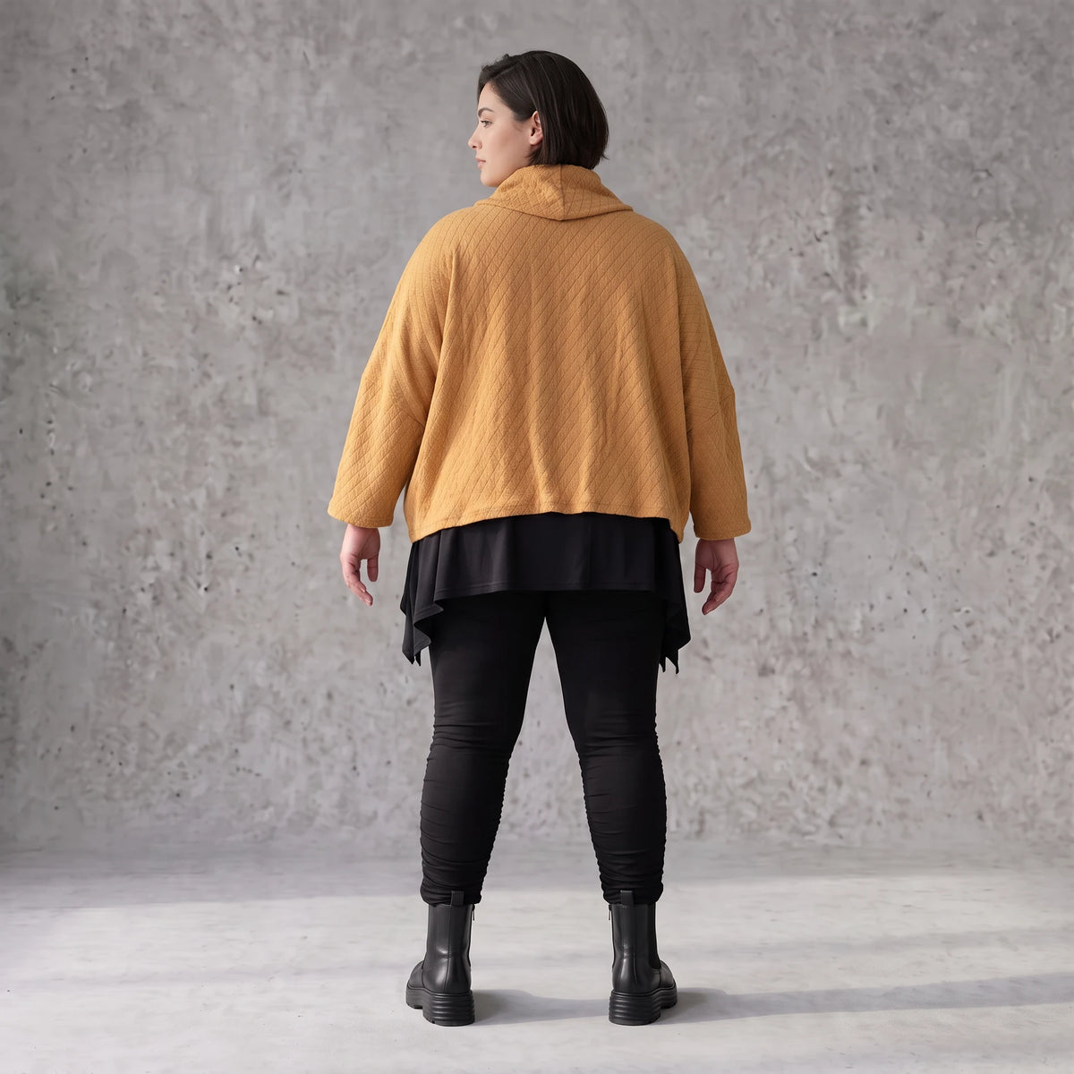 Plüschshirt mit Rollkragen in Creme weich warm mit kastiger Passform für den Winteralltag