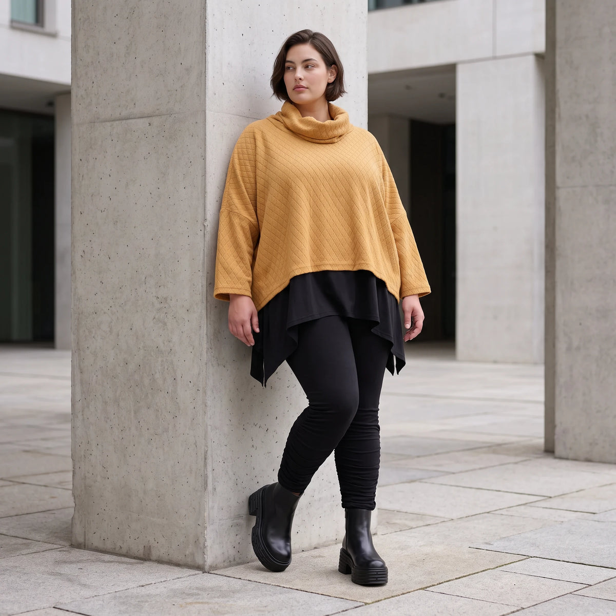 Plüschshirt mit Rollkragen in Creme weich warm mit kastiger Passform für den Winteralltag