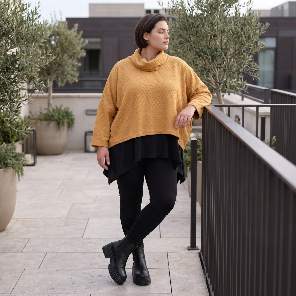 Plüschshirt mit Rollkragen in Creme weich warm mit kastiger Passform für den Winteralltag