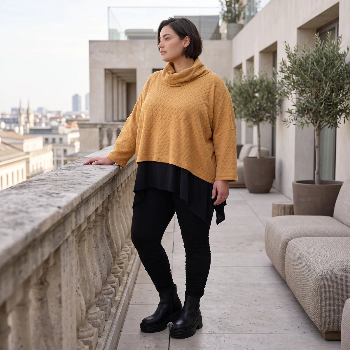 Plüschshirt mit Rollkragen in Creme weich warm mit kastiger Passform für den Winteralltag