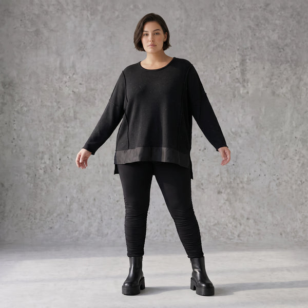 Weicher Strickpullover in Strickoptik aus Baumwolle mit Vokuhila-Schnitt und Schlitzen