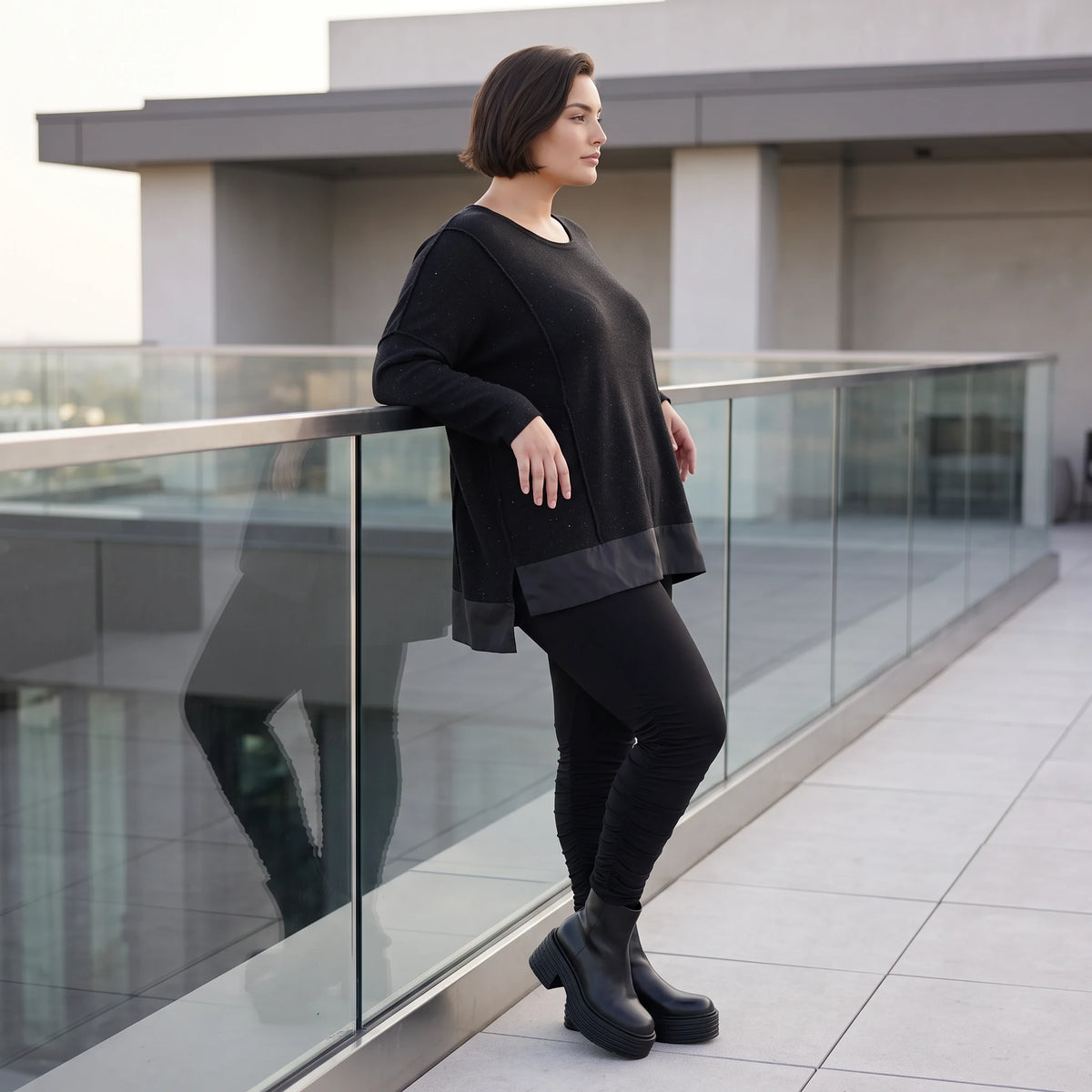 Weicher Strickpullover in Strickoptik aus Baumwolle mit Vokuhila-Schnitt und Schlitzen