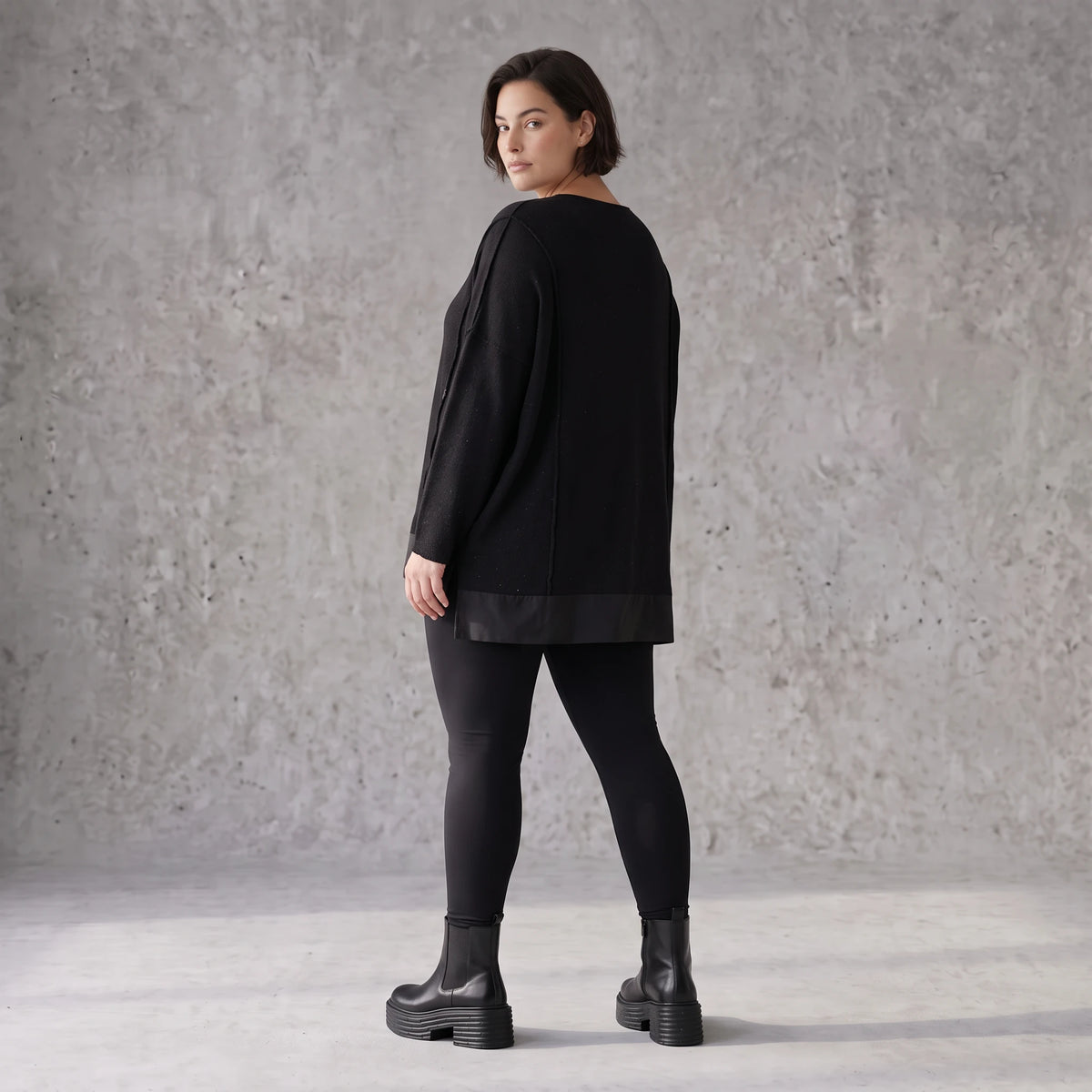 Weicher Strickpullover in Strickoptik aus Baumwolle mit Vokuhila-Schnitt und Schlitzen