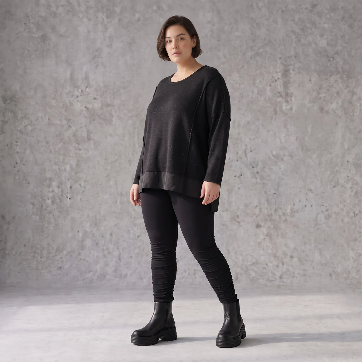 Weicher Strickpullover in Strickoptik aus Baumwolle mit Vokuhila-Schnitt und Schlitzen