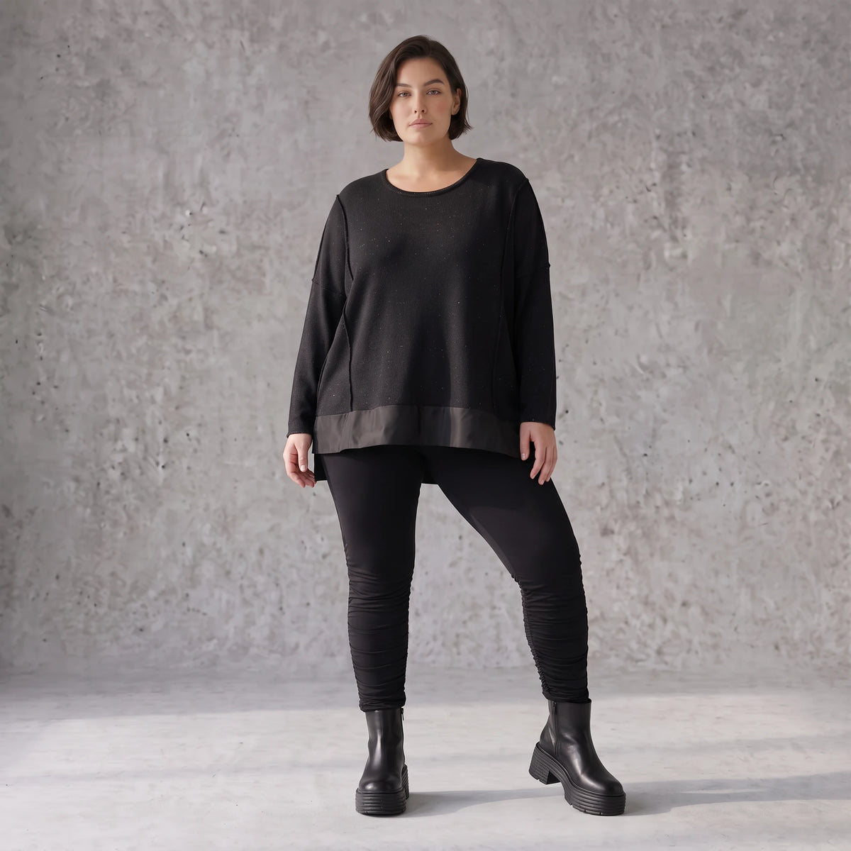 Weicher Strickpullover in Strickoptik aus Baumwolle mit Vokuhila-Schnitt und Schlitzen