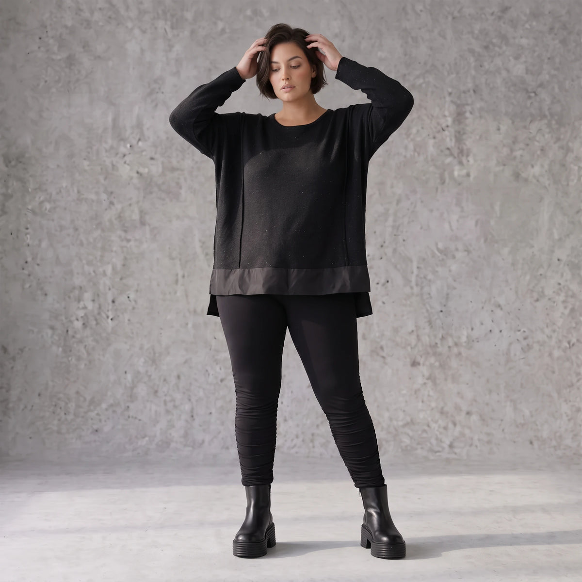 Weicher Strickpullover in Strickoptik aus Baumwolle mit Vokuhila-Schnitt und Schlitzen