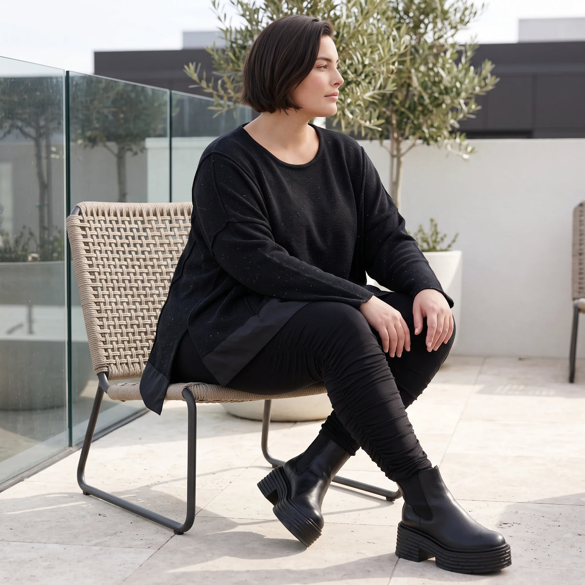Weicher Strickpullover in Strickoptik aus Baumwolle mit Vokuhila-Schnitt und Schlitzen