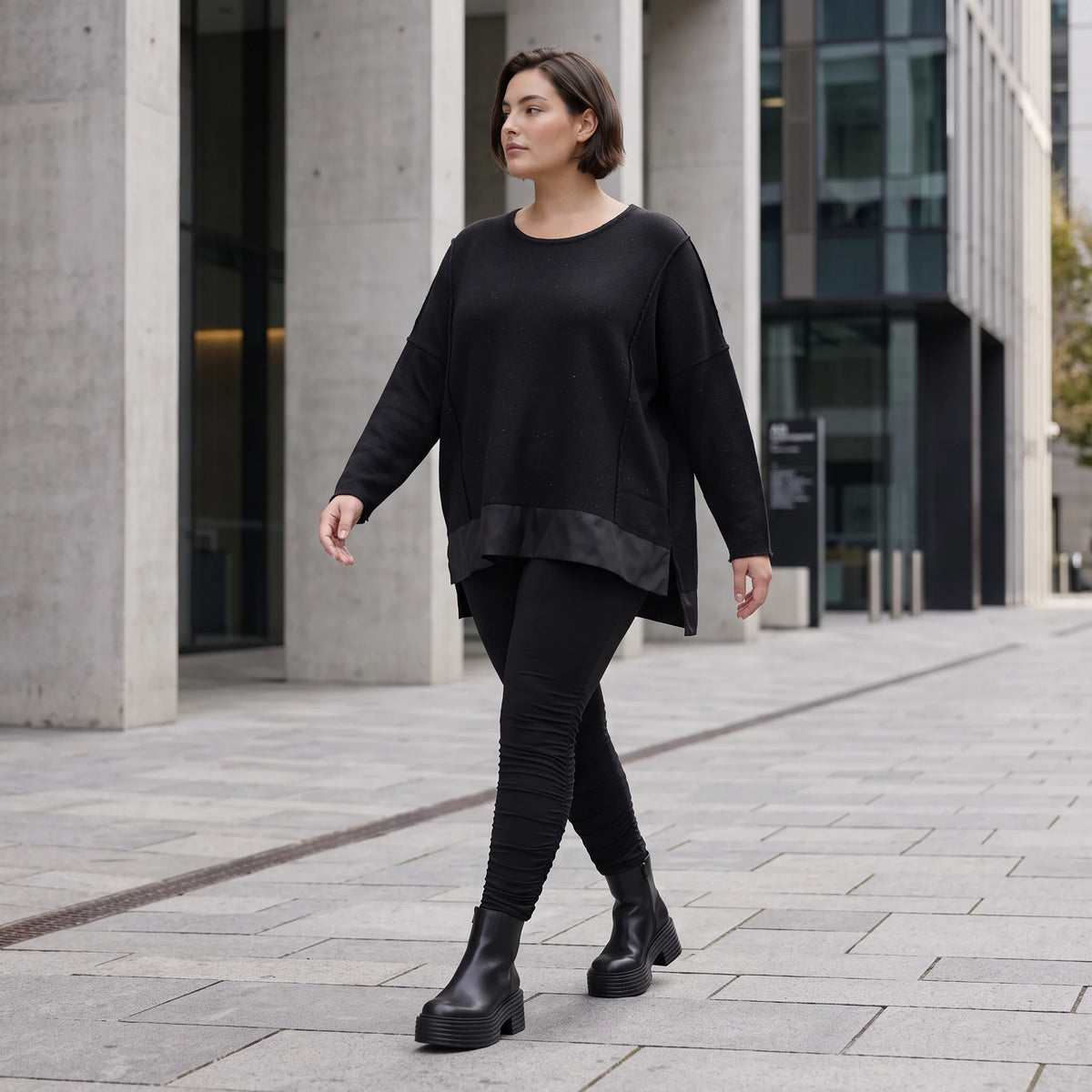 Weicher Strickpullover in Strickoptik aus Baumwolle mit Vokuhila-Schnitt und Schlitzen
