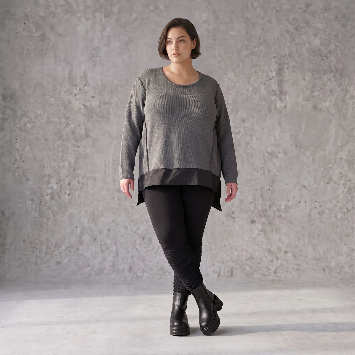 Dunkelgraues Strickshirt aus Baumwolle mit geradem Schnitt und längerer Rückenpartie