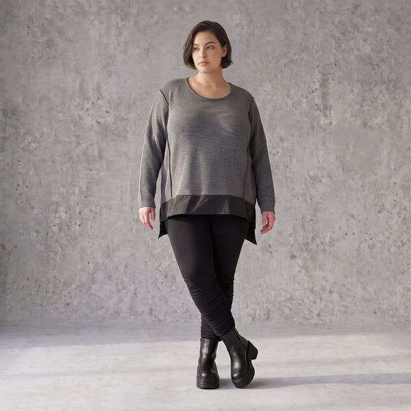 Dunkelgraues Strickshirt aus Baumwolle mit geradem Schnitt und längerer Rückenpartie