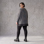 Dunkelgraues Strickshirt aus Baumwolle mit geradem Schnitt und längerer Rückenpartie