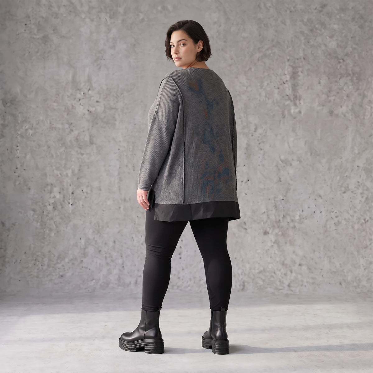 Dunkelgraues Strickshirt aus Baumwolle mit geradem Schnitt und längerer Rückenpartie