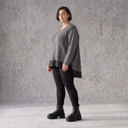 Dunkelgraues Strickshirt aus Baumwolle mit geradem Schnitt und längerer Rückenpartie