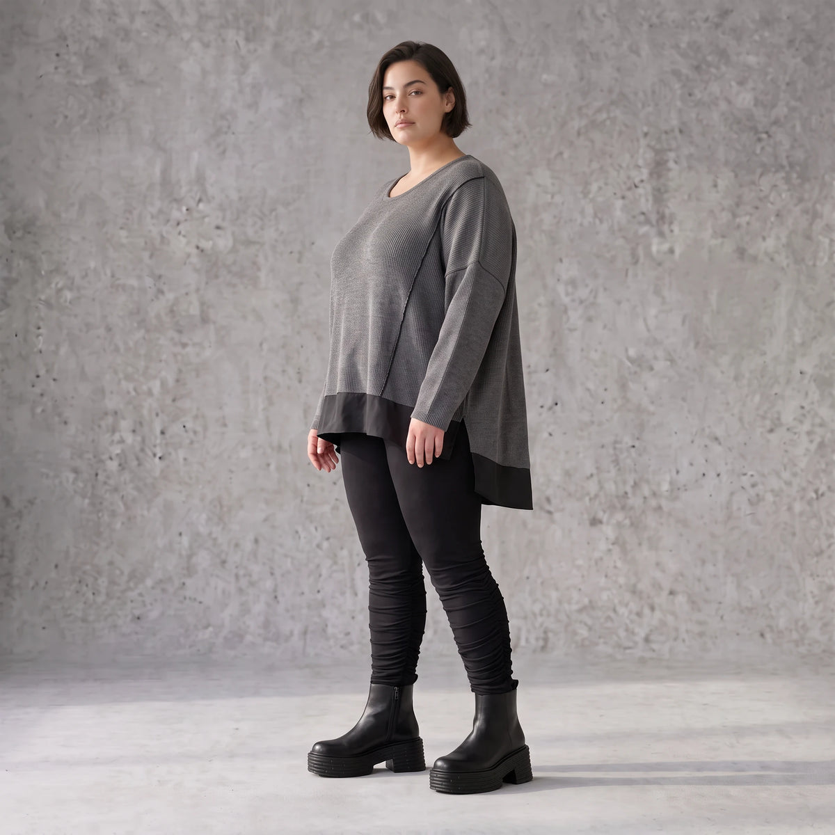 Dunkelgraues Strickshirt aus Baumwolle mit geradem Schnitt und längerer Rückenpartie