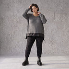 Dunkelgraues Strickshirt aus Baumwolle mit geradem Schnitt und längerer Rückenpartie