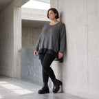 Dunkelgraues Strickshirt aus Baumwolle mit geradem Schnitt und längerer Rückenpartie