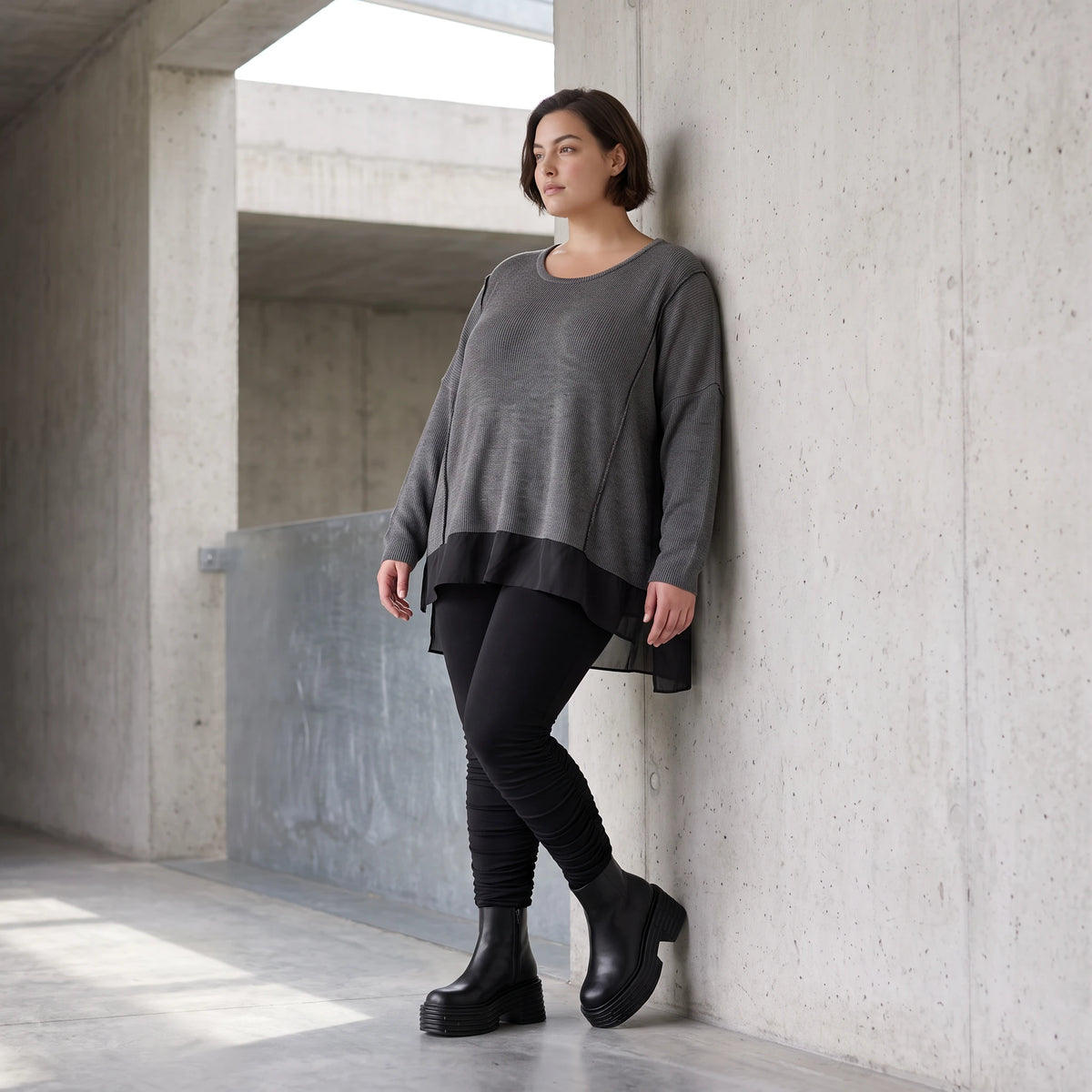 Dunkelgraues Strickshirt aus Baumwolle mit geradem Schnitt und längerer Rückenpartie