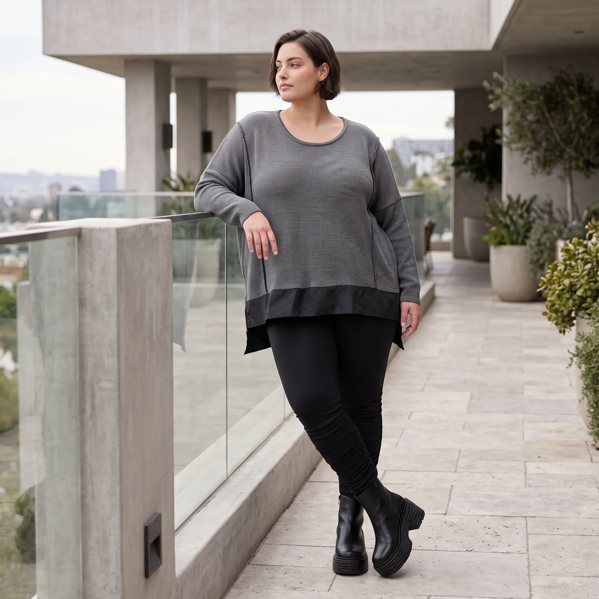 Dunkelgraues Strickshirt aus Baumwolle mit geradem Schnitt und längerer Rückenpartie