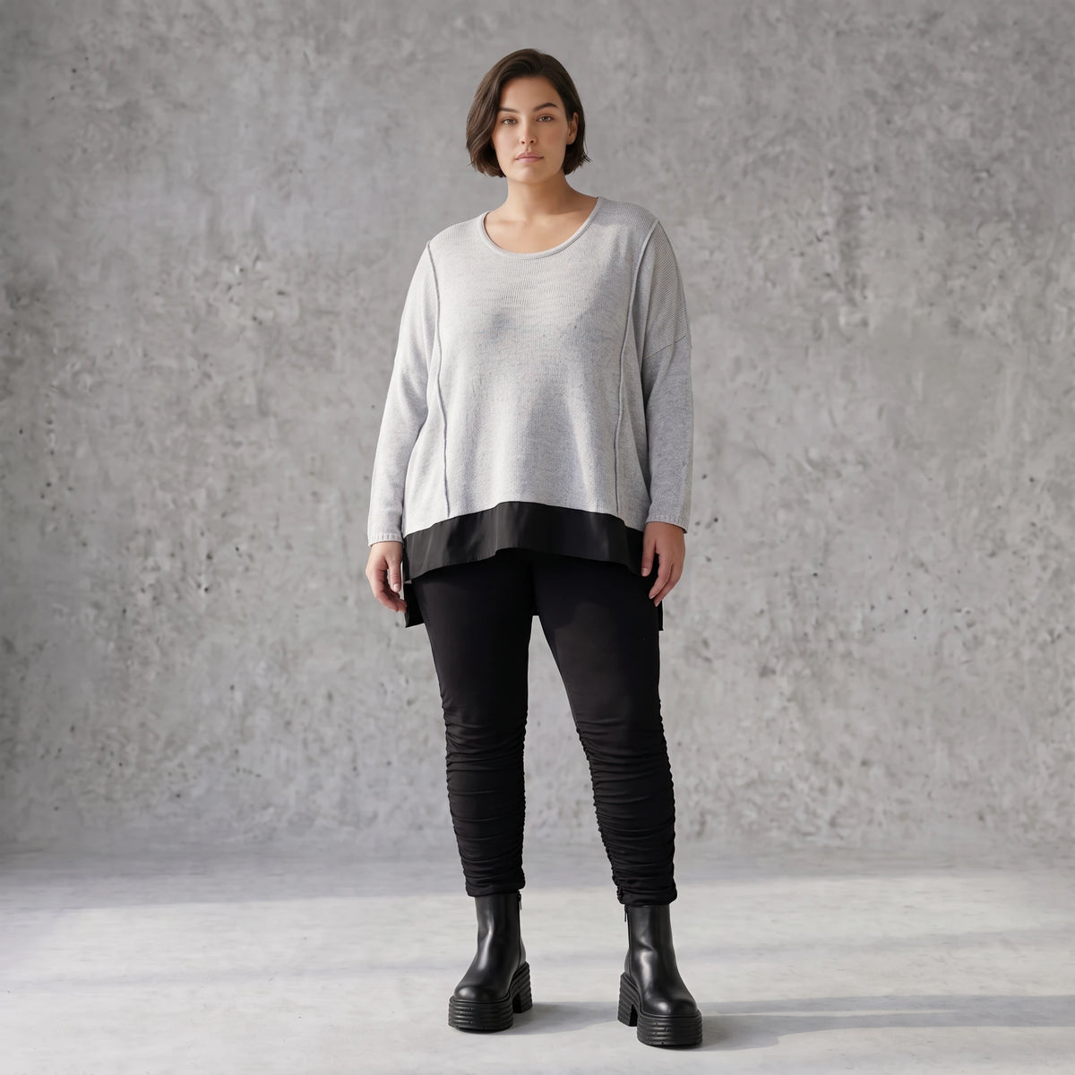 Weicher Strickpullover mit Rundhals aus Baumwolle und Memorytaft mit Seitenschlitzen