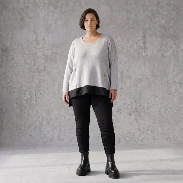 Weicher Strickpullover mit Rundhals aus Baumwolle und Memorytaft mit Seitenschlitzen
