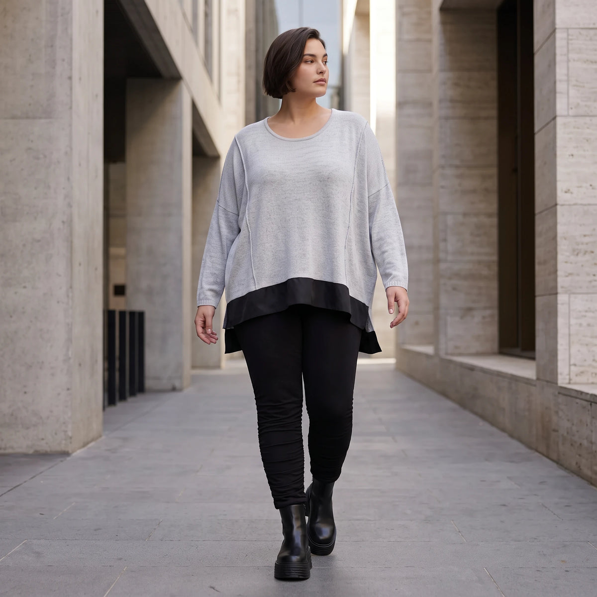 Weicher Strickpullover mit Rundhals aus Baumwolle und Memorytaft mit Seitenschlitzen