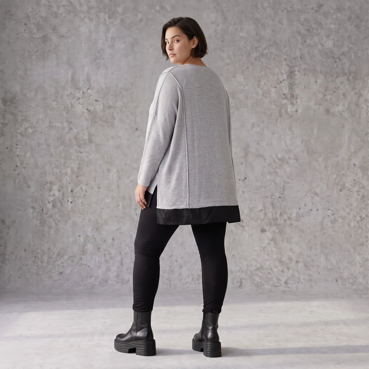 Weicher Strickpullover mit Rundhals aus Baumwolle und Memorytaft mit Seitenschlitzen