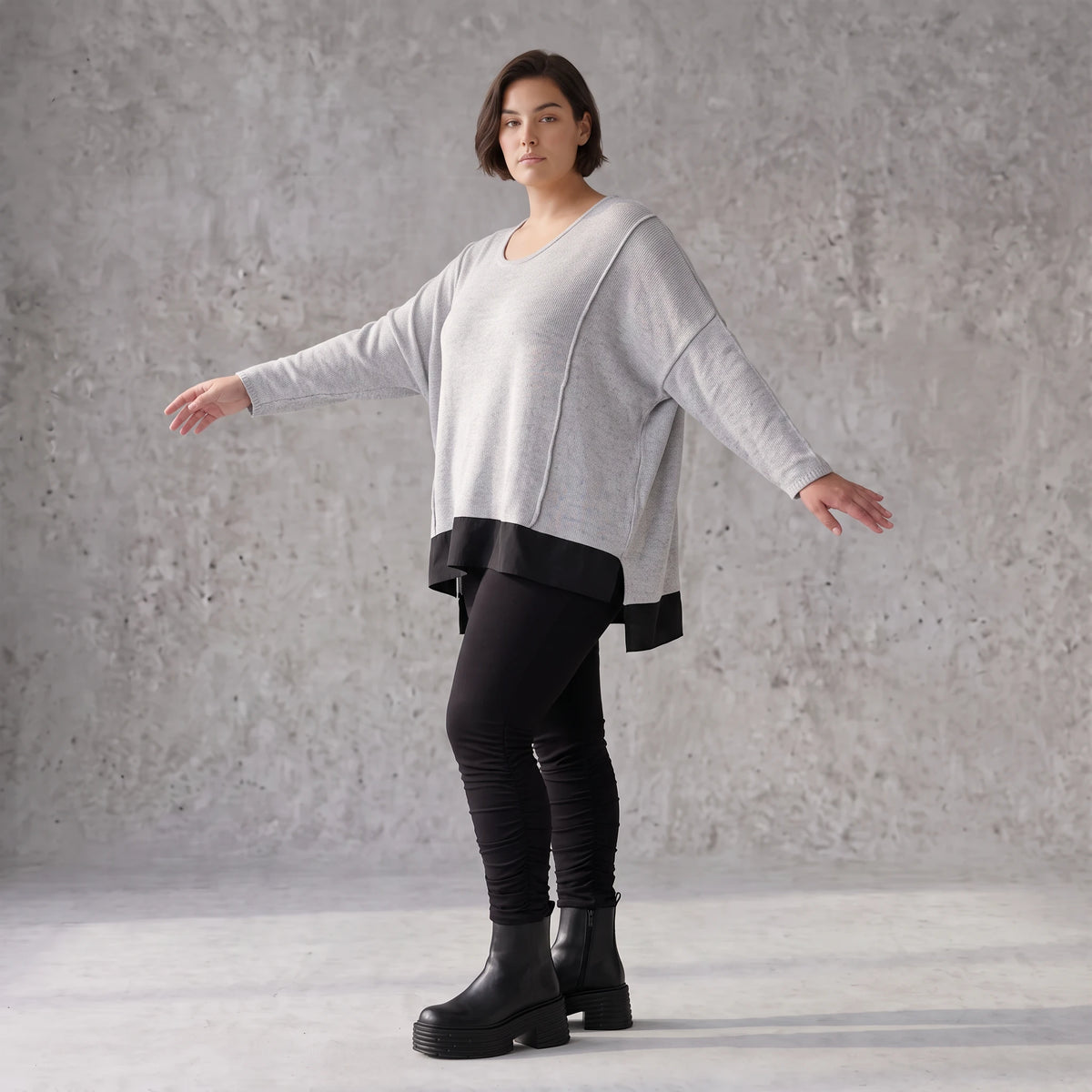 Weicher Strickpullover mit Rundhals aus Baumwolle und Memorytaft mit Seitenschlitzen