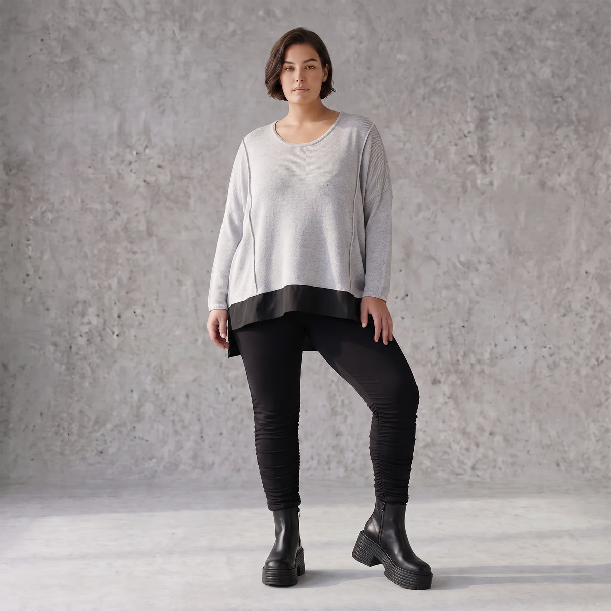 Weicher Strickpullover mit Rundhals aus Baumwolle und Memorytaft mit Seitenschlitzen