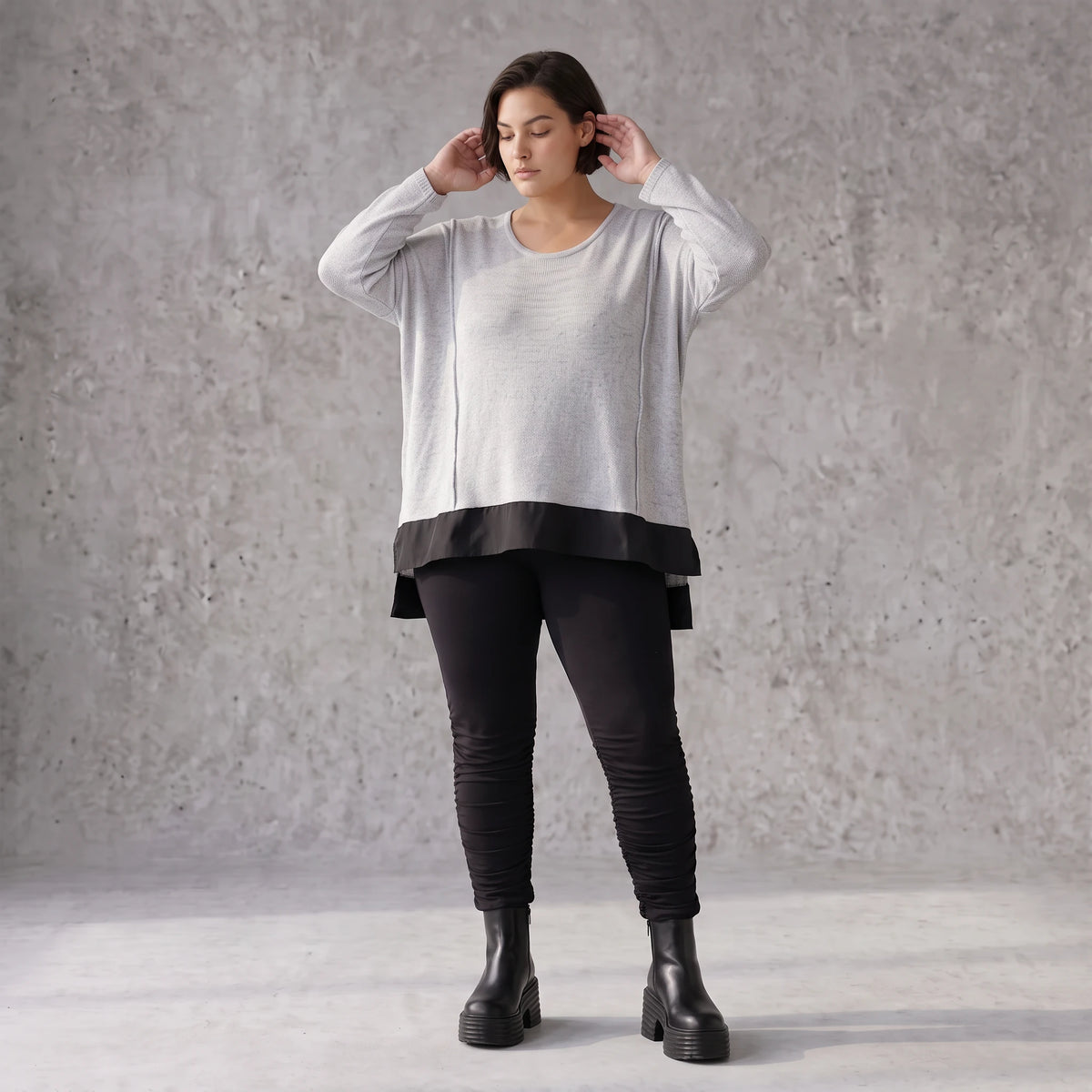 Weicher Strickpullover mit Rundhals aus Baumwolle und Memorytaft mit Seitenschlitzen
