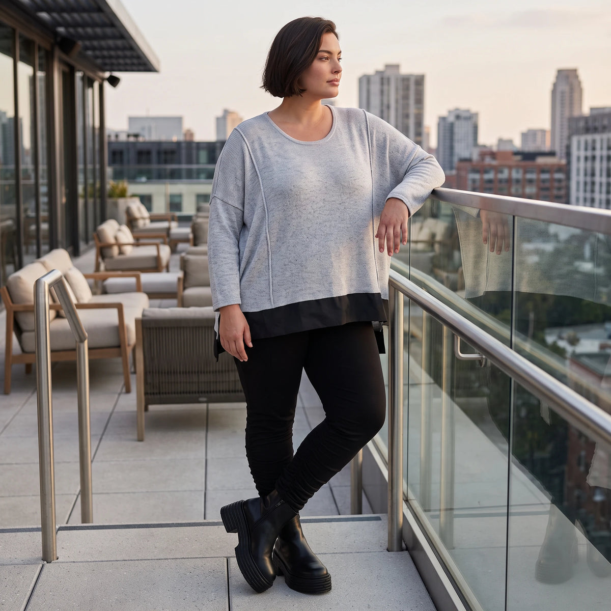 Weicher Strickpullover mit Rundhals aus Baumwolle und Memorytaft mit Seitenschlitzen