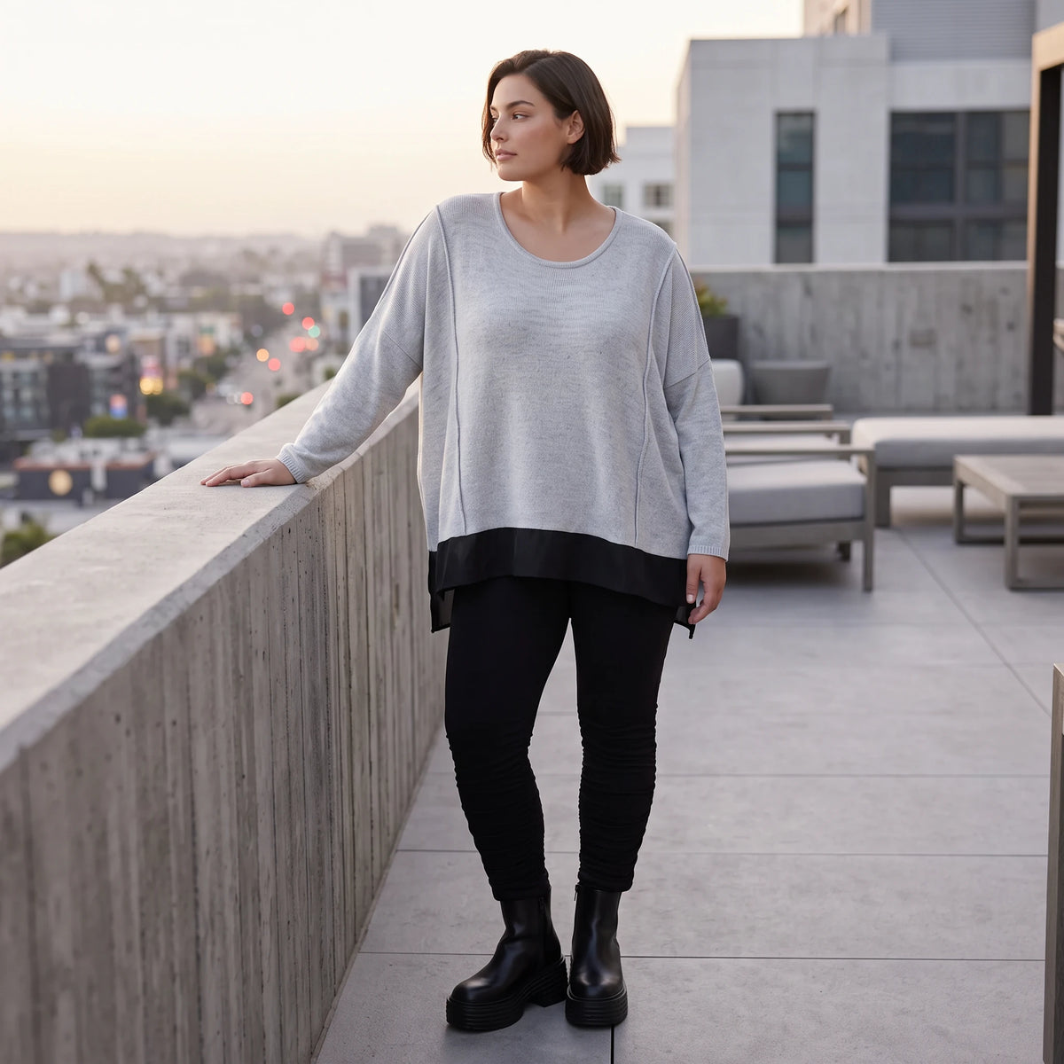 Weicher Strickpullover mit Rundhals aus Baumwolle und Memorytaft mit Seitenschlitzen