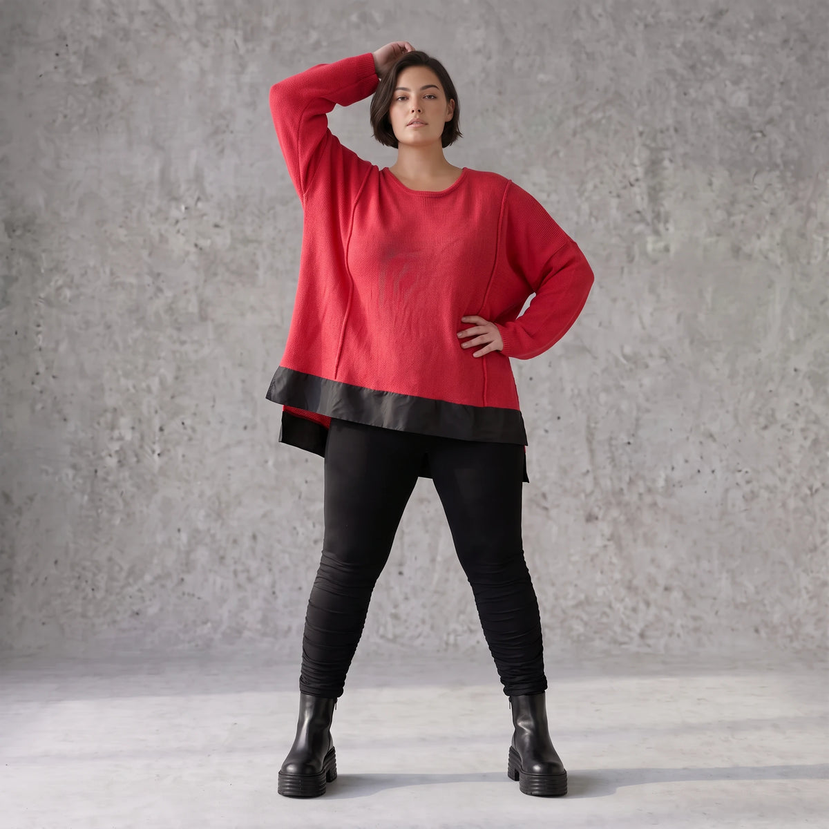 Warmer Strickpullover aus Strick und Memorytaft mit Vokuhilasaum und Seitenschlitzen