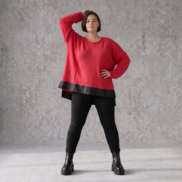 Warmer Strickpullover aus Strick und Memorytaft mit Vokuhilasaum und Seitenschlitzen