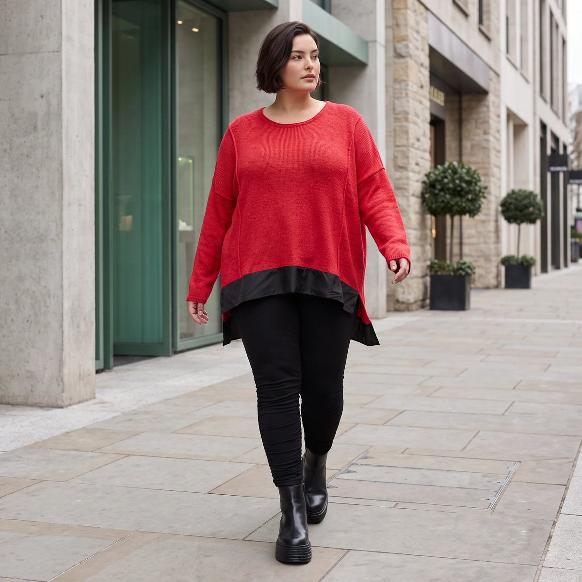 Warmer Strickpullover aus Strick und Memorytaft mit Vokuhilasaum und Seitenschlitzen