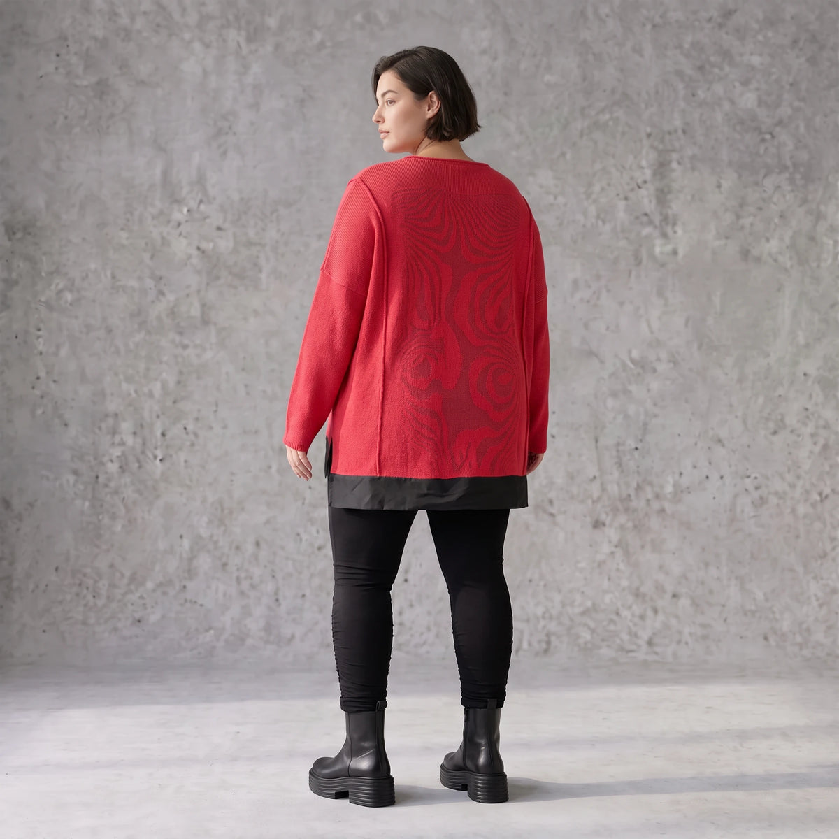 Warmer Strickpullover aus Strick und Memorytaft mit Vokuhilasaum und Seitenschlitzen