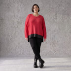 Warmer Strickpullover aus Strick und Memorytaft mit Vokuhilasaum und Seitenschlitzen
