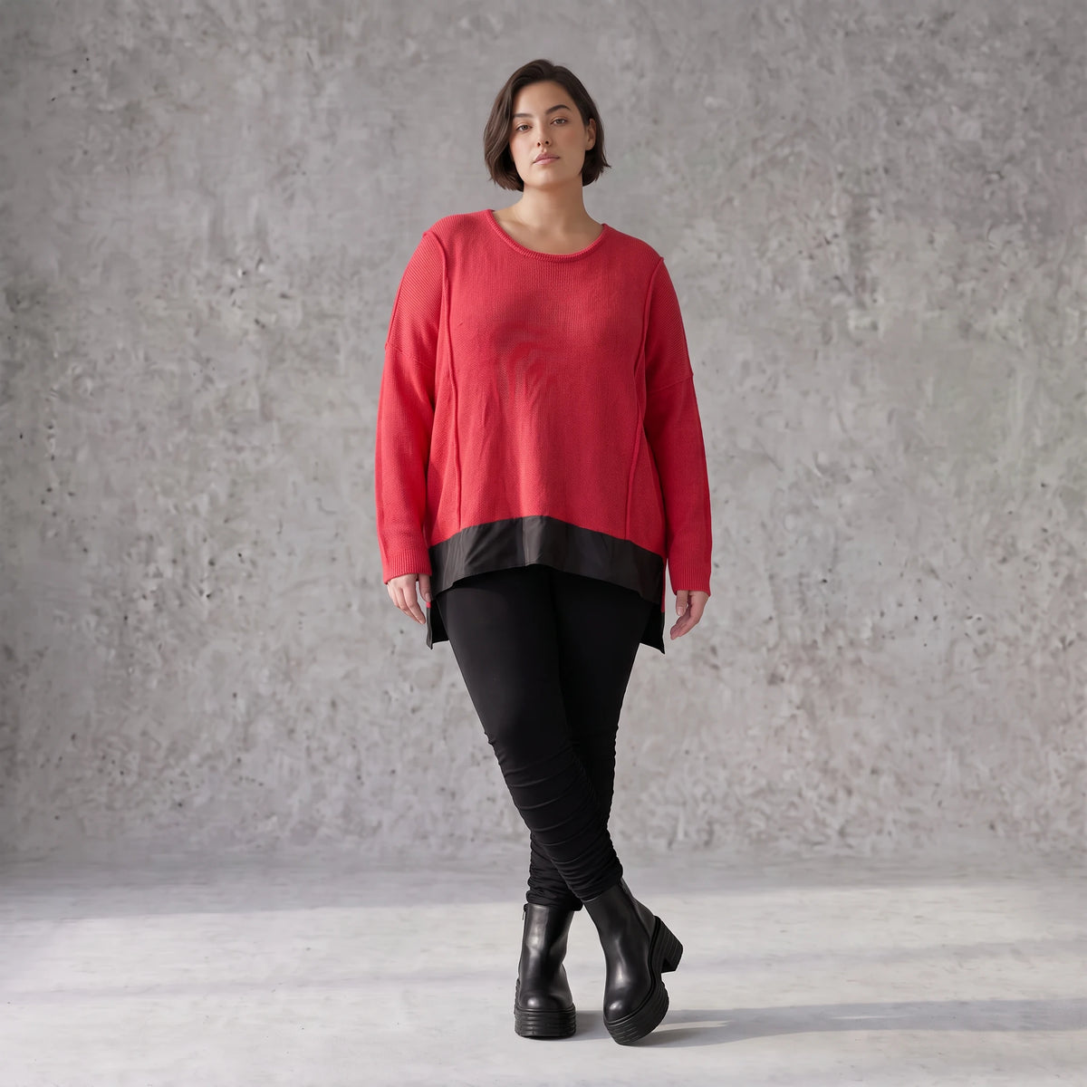 Warmer Strickpullover aus Strick und Memorytaft mit Vokuhilasaum und Seitenschlitzen