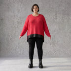 Warmer Strickpullover aus Strick und Memorytaft mit Vokuhilasaum und Seitenschlitzen