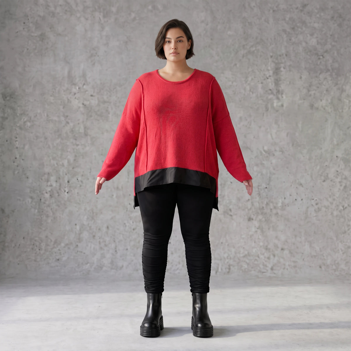 Warmer Strickpullover aus Strick und Memorytaft mit Vokuhilasaum und Seitenschlitzen