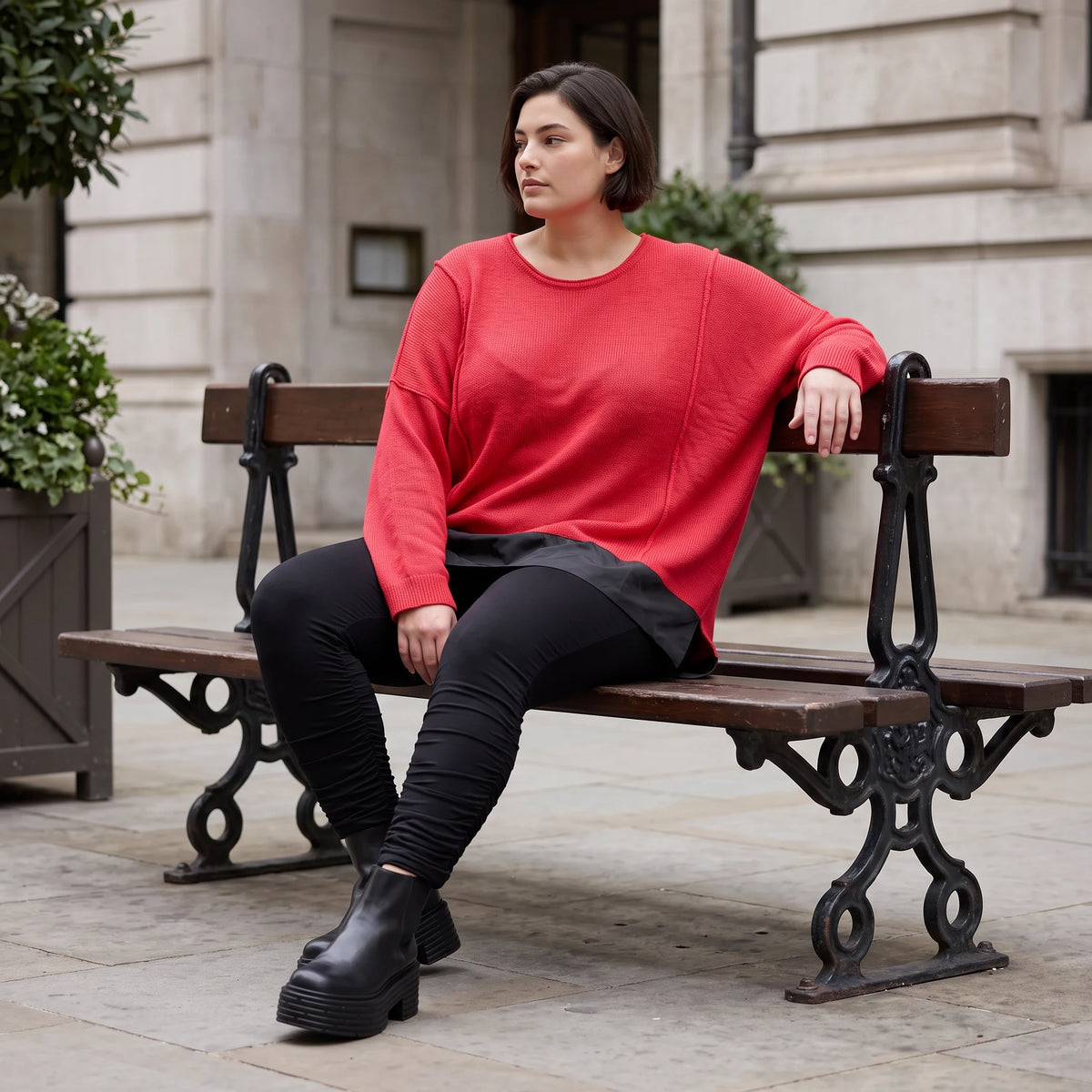 Warmer Strickpullover aus Strick und Memorytaft mit Vokuhilasaum und Seitenschlitzen