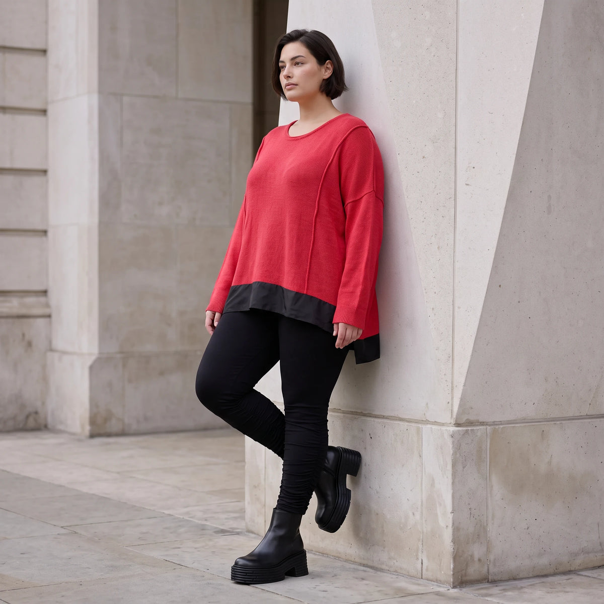 Warmer Strickpullover aus Strick und Memorytaft mit Vokuhilasaum und Seitenschlitzen